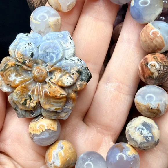 Skin on Chalcedony 12mm with OJ Flower - Picture 3 of 7